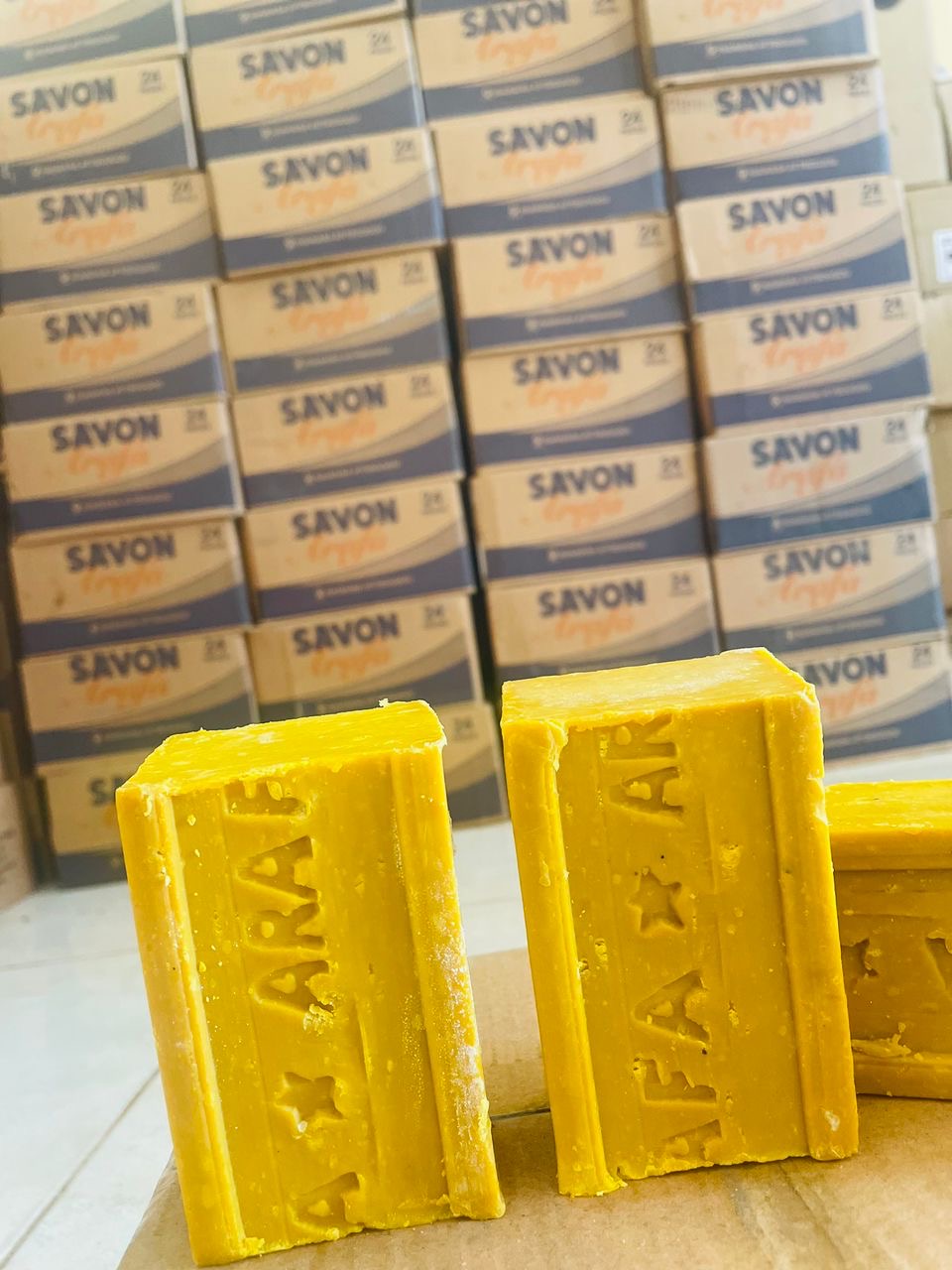 Pains de savon jaunes ARAFA devant le stock